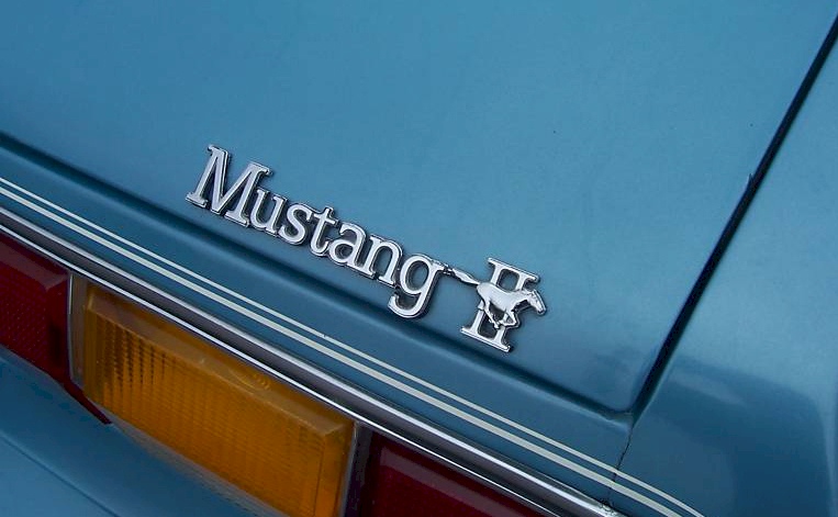 Mustang II Emblem