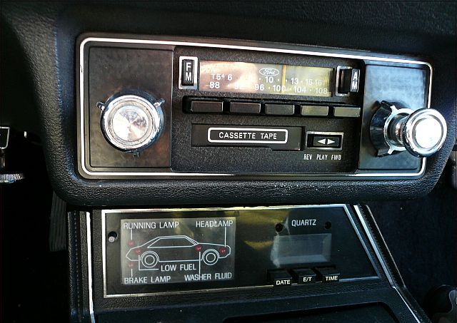 Radio and status indicator of the 1979 Mustang