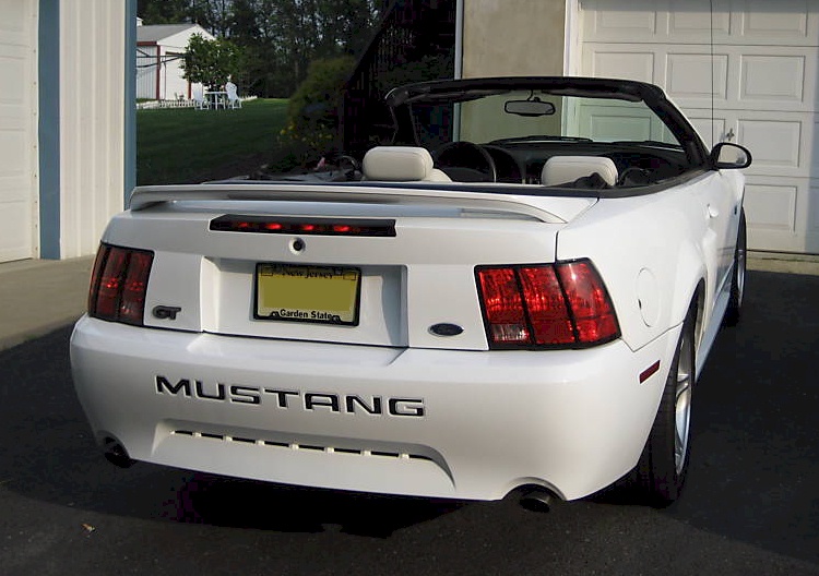 Crystal White 00 Mustang GT Spring Feature Convertible