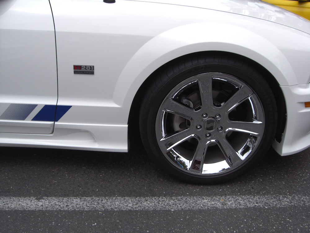 Saleen wheels and side stripe