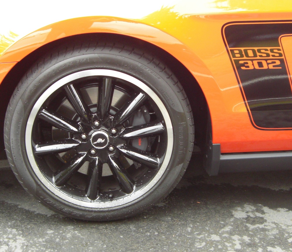Boss 302 - 19 inch black-painted aluminum wheel