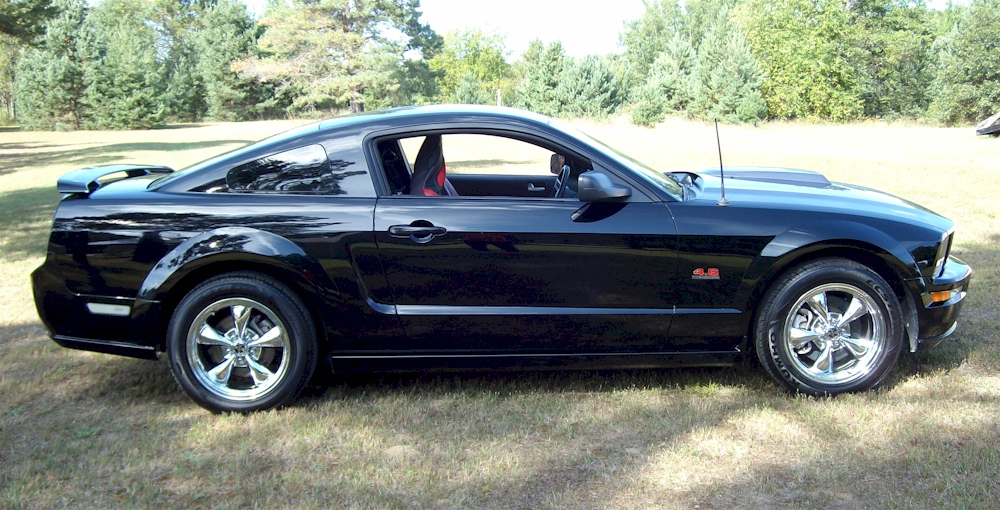 Black 06 Mustang GT