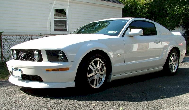 White 2006 Mustang