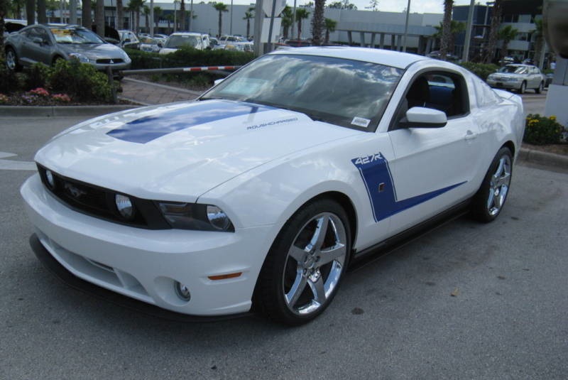 Performance White 2010 Ford Mustang 