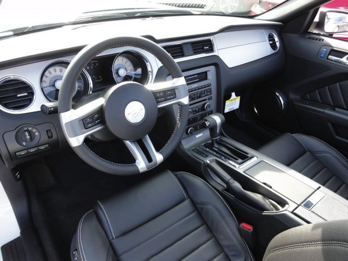 Dash 2012 Mustang V6 convertible